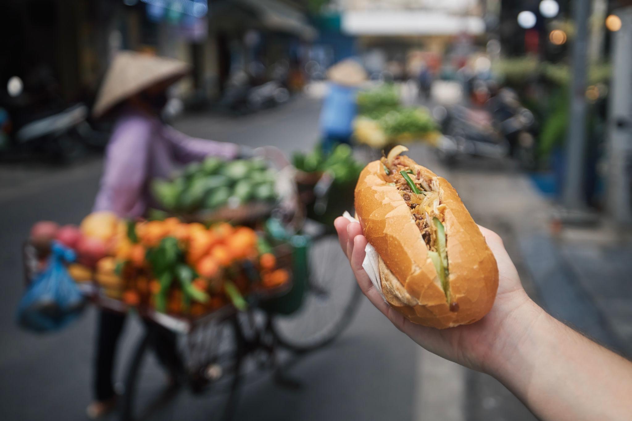 https://banhmiquetoi.com/wp-content/uploads/2026/02/com-day-noi-cha-bong-an-roi-nho-mai-vi-truyen-thong-380.jpg